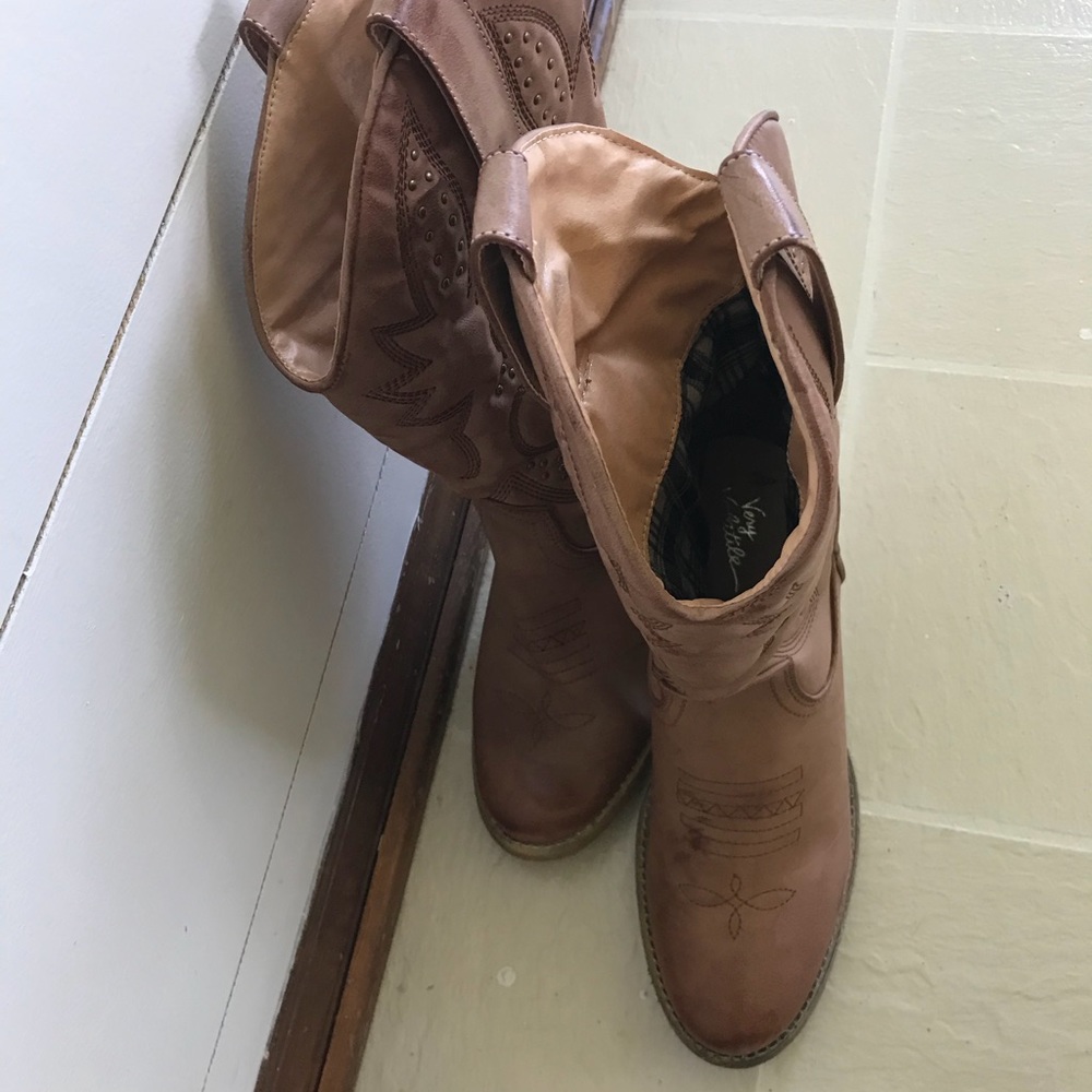 Tan size 8.5 heeled boots. NWOT - Picture 2 of 5
